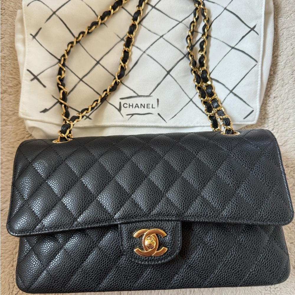 Chanel medium classic flap caviar